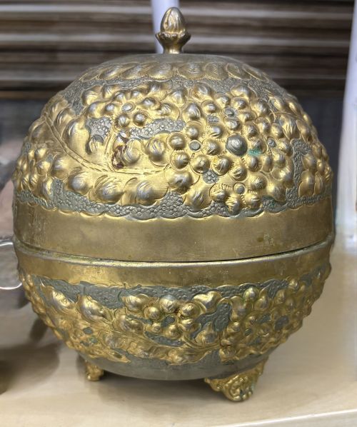 وعاء كروي أنتيك مزخرف ومطلي بالذهب صناعة يدوية ماركة (سيلفانا)