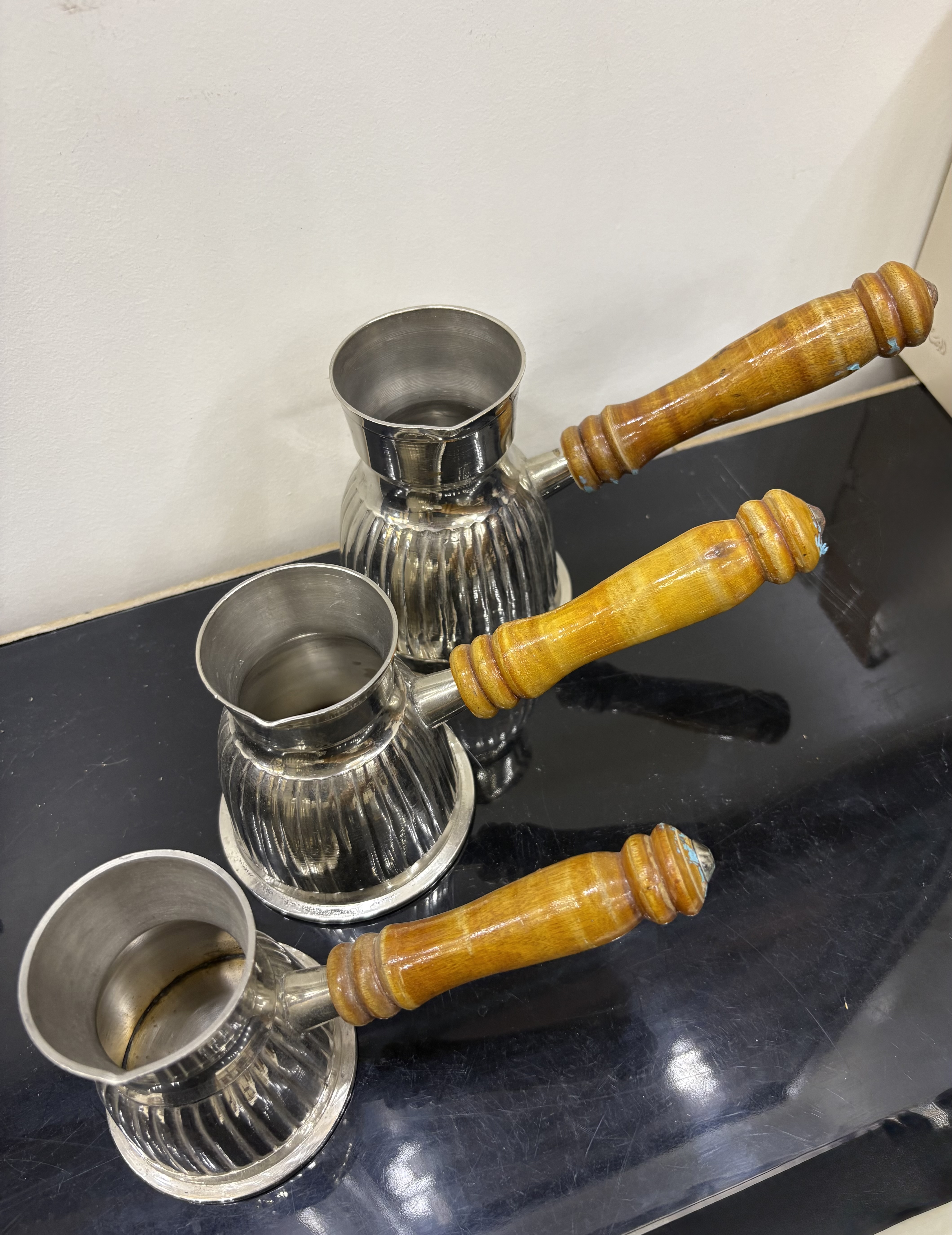 طقم ركوة قهوة نحاس أبيض بمقبض خشبي (3 قطع)