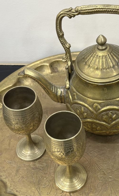 طقم أباريق وكؤوس نحاسي أنتيك منقوش مع صينية