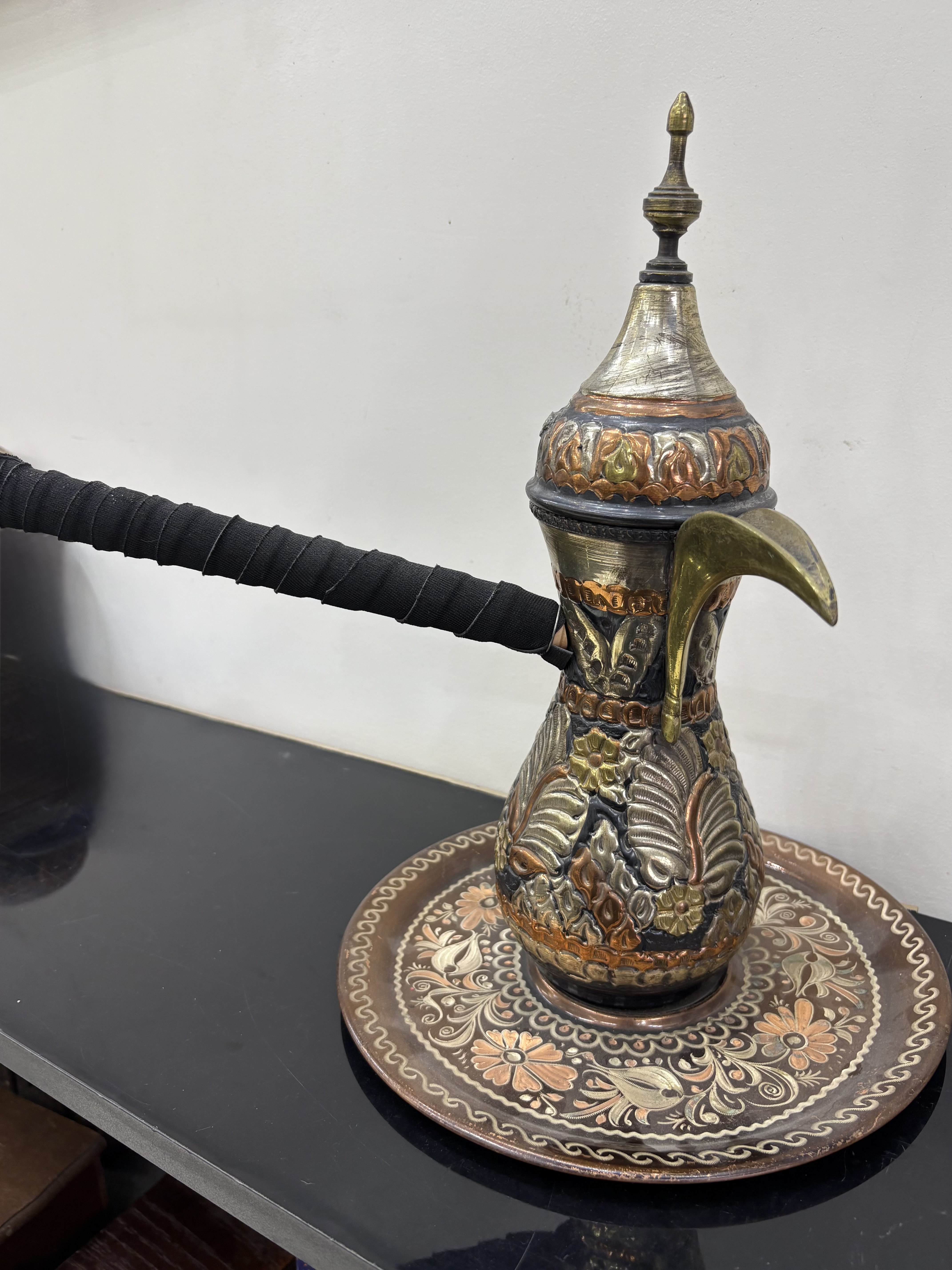 دلة قهوة عربية تراثية مزخرفة